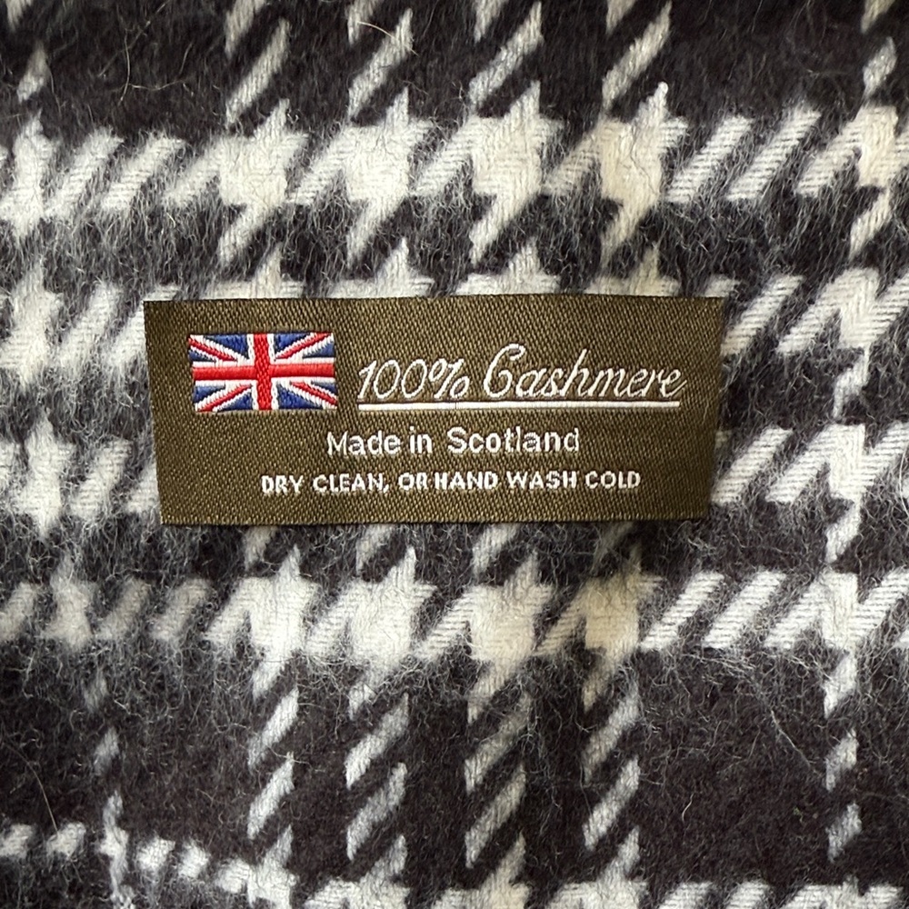 Cashmere 100% “Made in Scotland” houndstooth Scarf NWOT